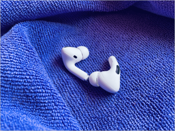 Nettoyez les AirPods avec un chiffon en microfibre